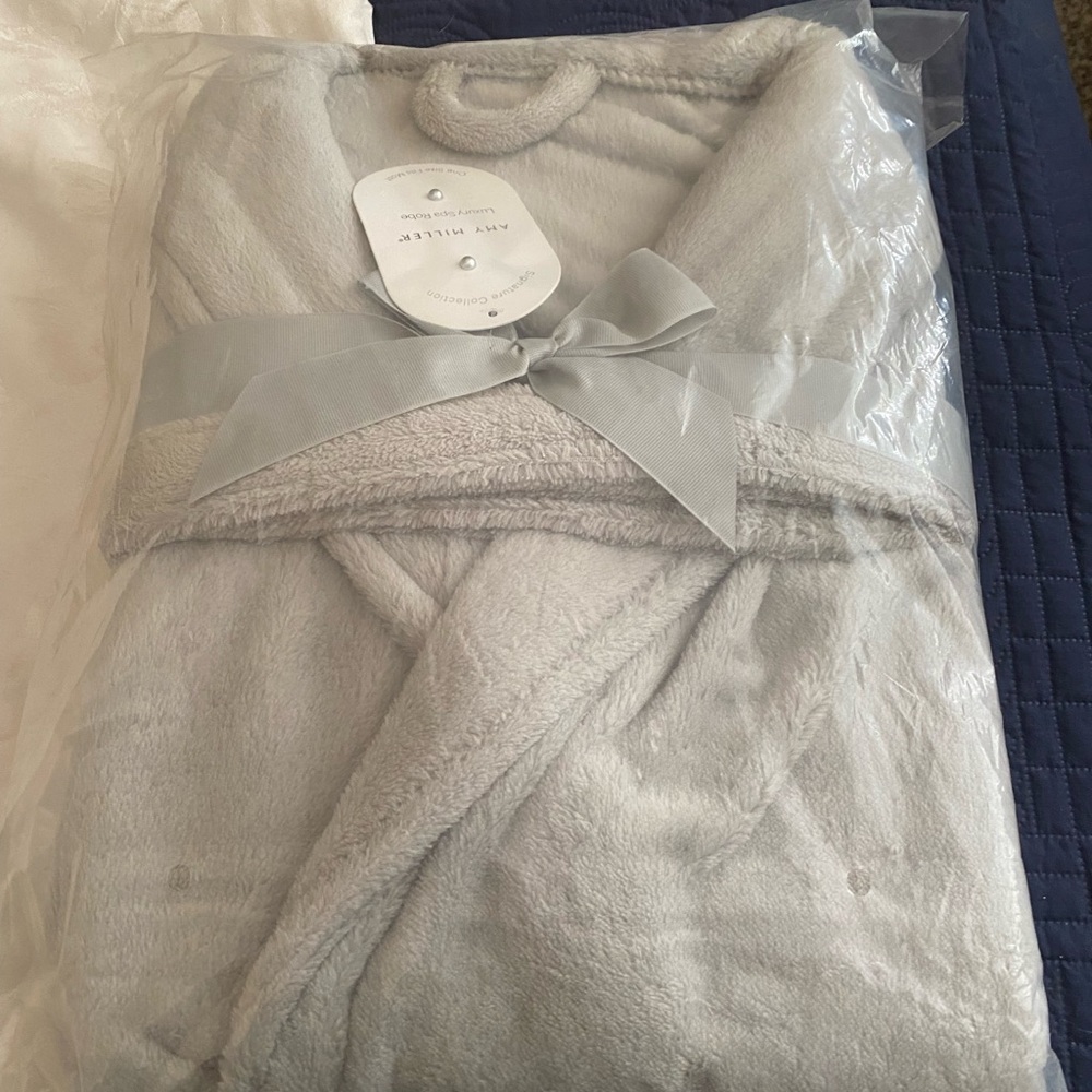 Amy Miller Plush Gray Robe NIP - Picture 3 of 4